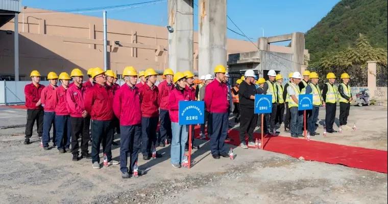項目業(yè)主單位、建筑單位和監(jiān)理單位以及其他項目參與人員共同出席了開工儀式