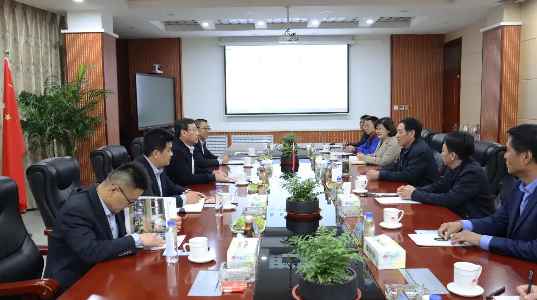 公司黨委書記竇寶森、董事長竇勇、總經(jīng)理鄭洪霞等公司領(lǐng)導(dǎo)陪同