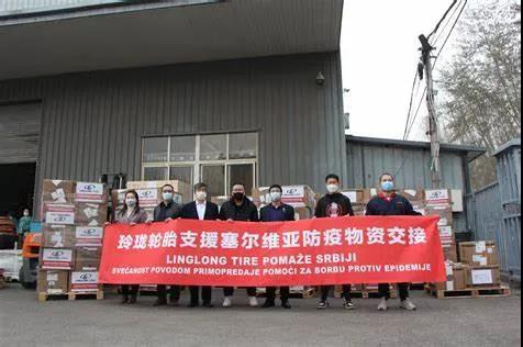 玲瓏在當?shù)胤e極開展公益活動，并為當?shù)貙W生提供各種獎學金和實習機會